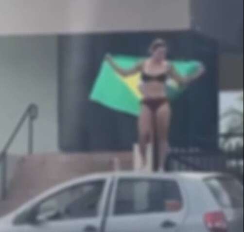 De lingerie e com a bandeira do Brasil, mulher faz apari&ccedil;&atilde;o em frente ao CMO