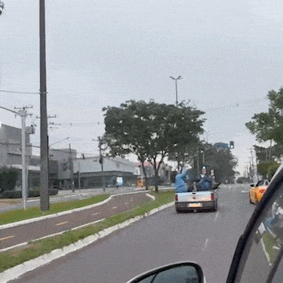 Jovens s&atilde;o flagrados dando "rol&ecirc;" em carroceria de Saveiro na Av. Mato Grosso