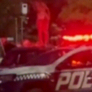 Manifestante tira lingerie e faz protesto peladona na Governadoria