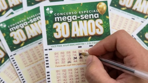 Mega-Sena de 30 anos chega a R$ 320 milh&otilde;es antes de sorteio