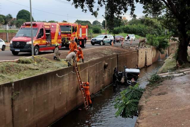 Enfermeira sai de plant&atilde;o, bate em &aacute;rvore e cai com carro no C&oacute;rrego Segredo