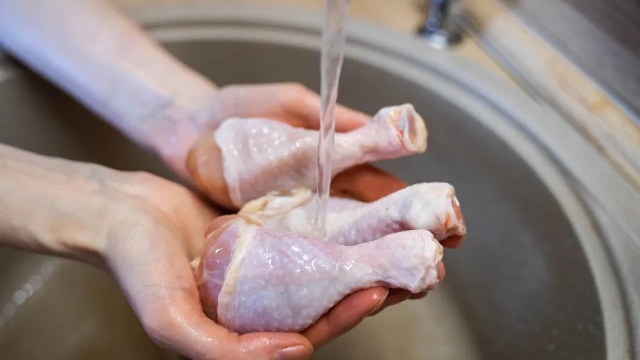 Lavar esses alimentos antes do preparo pode contaminar tudo
