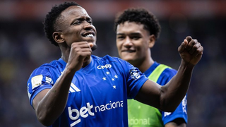 Cruzeiro vence Chapecoense no Mineirão e sobe na tabela do Brasileirão Cruzeiro vence Chapecoense no Mineirão e sobe na tabela do Brasileirão