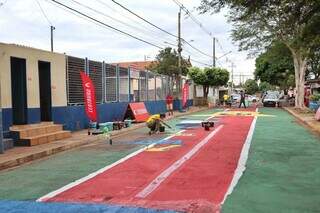 Com tinta e criançada no asfalto, emoção da Copa toma rua de Campo Grande Com tinta e criançada no asfalto, emoção da Copa toma rua de Campo Grande
