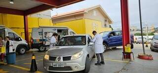&Uacute;ltimo dia do drive-thru tem fila e vacina&ccedil;&atilde;o contra gripe j&aacute; bate recorde