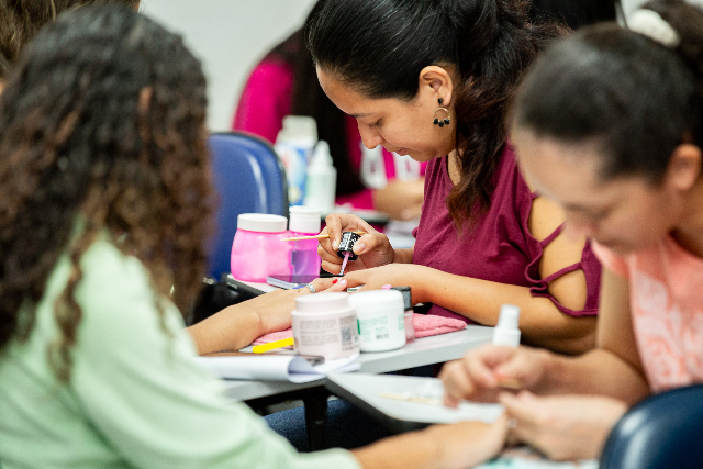 Cursos gratuitos ensinam customiza&ccedil;&atilde;o e manicure para mulheres em Campo Grande