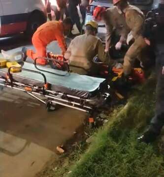 Motociclista bate em carro estacionado; um morre e outro fica em estado grave