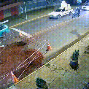 Motociclista bate em sinaliza&ccedil;&atilde;o de obra e fica ferido no Leblon