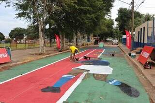 Com tinta e criançada no asfalto, emoção da Copa toma rua de Campo Grande Com tinta e criançada no asfalto, emoção da Copa toma rua de Campo Grande