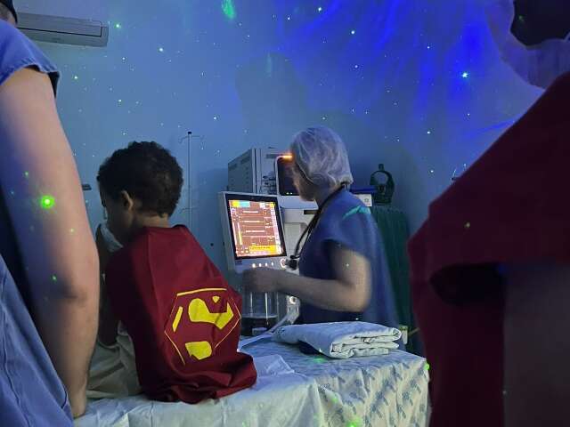Com roupa de her&oacute;i e c&eacute;u estrelado, anestesia fica menos assustadora