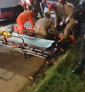 Motociclista bate em carro estacionado; um morre e outro fica em estado grave