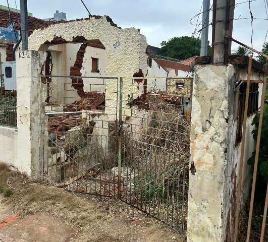 Demoli&ccedil;&atilde;o de casa deixa entulhos no local h&aacute; um ano e preocupa vizinho