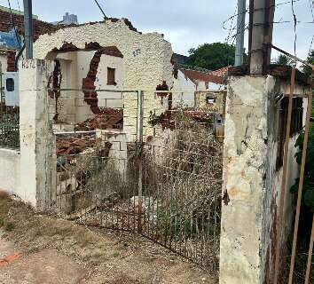 Demoli&ccedil;&atilde;o de casa deixa entulhos no local h&aacute; um ano e preocupa vizinho