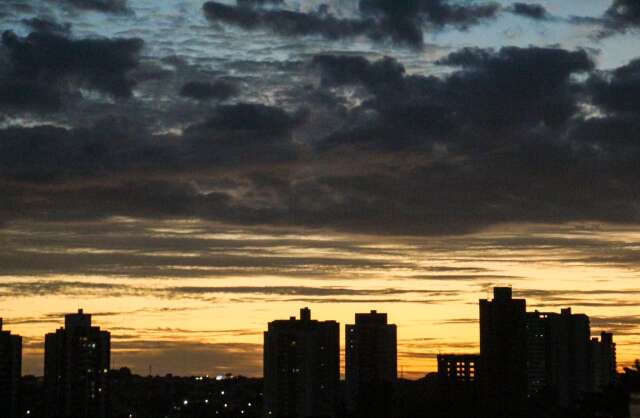 In&iacute;cio de semana ter&aacute; sol, calor e risco de chuva em parte de MS