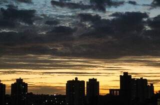 Início de semana terá sol, calor e risco de chuva em parte de MS Início de semana terá sol, calor e risco de chuva em parte de MS