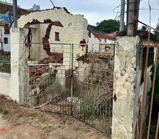 Demolição de casa deixa entulhos no local há um ano e preocupa vizinho Demolição de casa deixa entulhos no local há um ano e preocupa vizinho