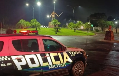 Crian&ccedil;a de 4 anos &eacute; acolhida pela PM ap&oacute;s vagar sozinha em estrada