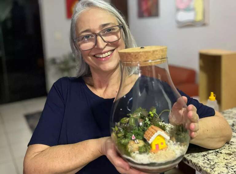 Ana cria mini Pantanal em terrários decorados com onça, arara e tuiuiú