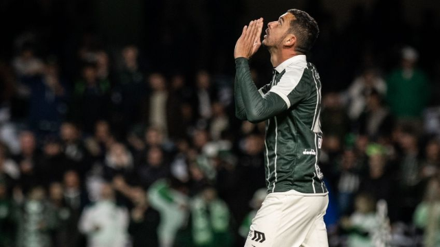 Coritiba vira sobre o Bahia e entra na briga pelo G4 do Brasileir&atilde;o
