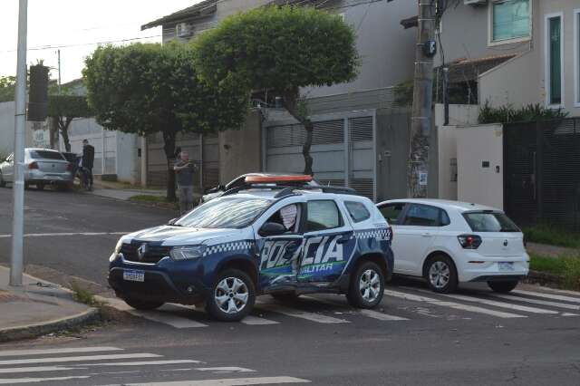 A caminho de ocorr&ecirc;ncia, viatura da PM &eacute; atingida por carro