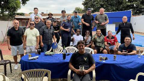 Entre peixe frito, futebol e samba, amizade sobrevive h&aacute; 40 anos