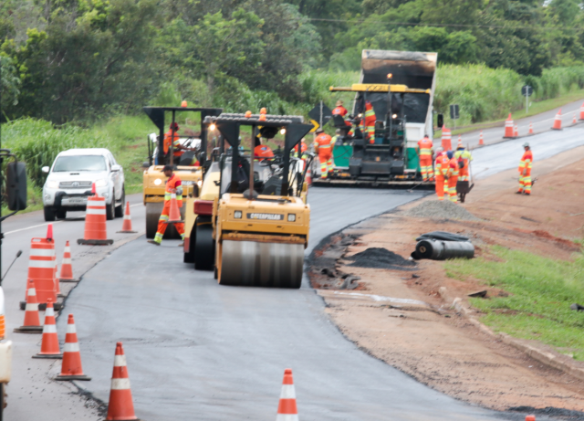 Obras provocam desvios e sistema pare-e-siga em v&aacute;rios trechos da BR-163 