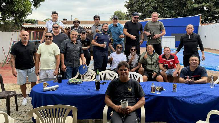 Entre peixe frito, futebol e samba, amizade sobrevive há 40 anos
