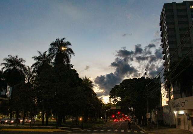 Calor ganha for&ccedil;a, mas frente fria pode provocar chuva isolada no sul de MS