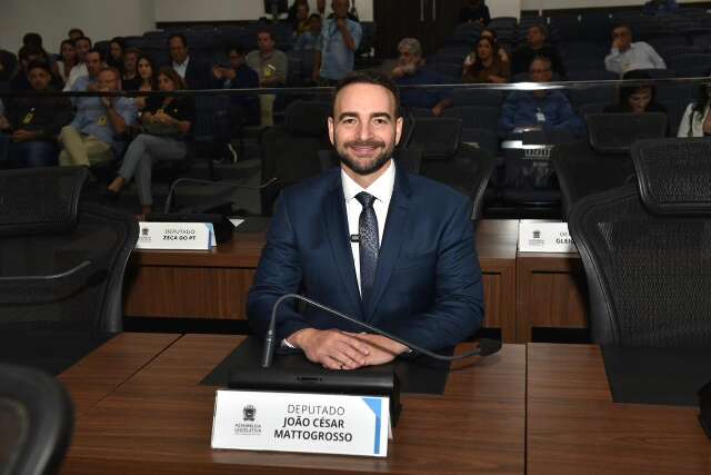 Jo&atilde;o C&eacute;sar assume cadeira de Neno prometendo foco total no Legislativo