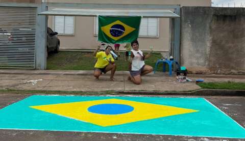 Amigas pintam rua para a Copa e Agetran alerta sobre regras 