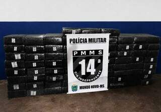 Suspeito foge a p&eacute; ap&oacute;s capotar carro com mais de 1,5 tonelada de maconha