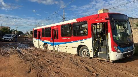 &Ocirc;nibus atola e moradores denunciam abandono em ruas sem asfalto 