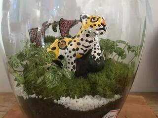 Ana cria mini Pantanal em terrários decorados com onça, arara e tuiuiú Ana cria mini Pantanal em terrários decorados com onça, arara e tuiuiú