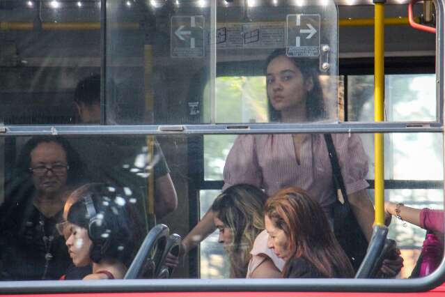 Passageiras aprovam lei do assento na janela, mas duvidam do cumprimento