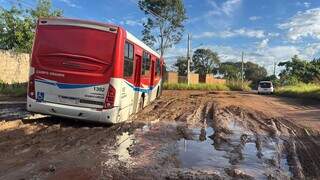 Ônibus atola e moradores denunciam abandono em ruas sem asfalto Ônibus atola e moradores denunciam abandono em ruas sem asfalto