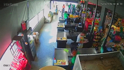 V&iacute;deo mostra tiro em funcion&aacute;ria e correria em supermercado