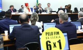 PEC da escala 6x1 tira controle de ponto de quem ganha acima de R$ 21,1 mil