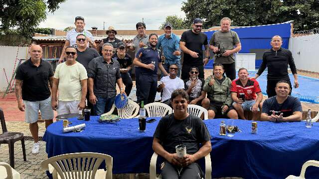 Entre peixe frito, futebol e samba, amizade sobrevive h&aacute; 40 anos