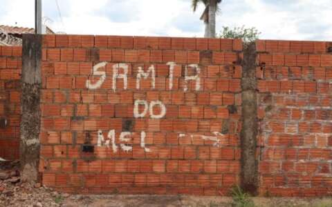 Santa do Mel desaparece e muro esconde casa que j&aacute; recebeu romarias na Capital