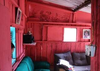Ant&ocirc;nio vive em "Casa de Boneca" e mant&eacute;m cor por amor &agrave; esposa