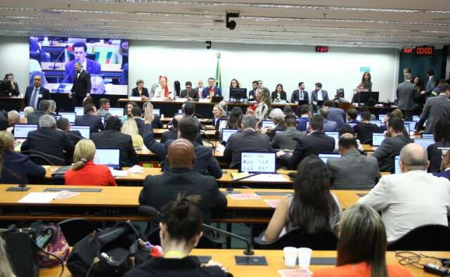 Comiss&atilde;o aprova fim da escala 6x1 e redu&ccedil;&atilde;o da jornada para 40 horas semanais