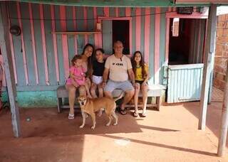 Ant&ocirc;nio vive em "Casa de Boneca" e mant&eacute;m cor por amor &agrave; esposa