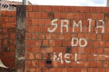 Santa do Mel desaparece e muro esconde casa que j&aacute; recebeu romarias na Capital