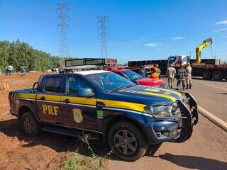 Motorista fica em estado grave em acidente entre carro, carreta e ônibus Motorista fica em estado grave em acidente entre carro, carreta e ônibus