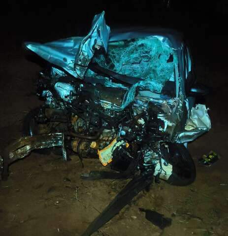 Motorista fica em estado grave em acidente entre carro, carreta e &ocirc;nibus