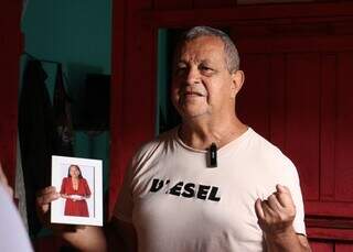 Ant&ocirc;nio vive em "Casa de Boneca" e mant&eacute;m cor por amor &agrave; esposa