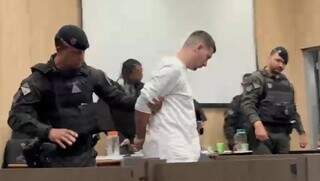 Julgado por 7 horas, rapaz que matou mulher e filha bebê é condenado a 67 anos Julgado por 7 horas, rapaz que matou mulher e filha bebê é condenado a 67 anos