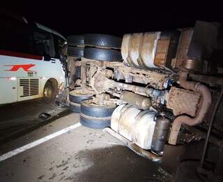 Motorista fica em estado grave em acidente entre carro, carreta e ônibus Motorista fica em estado grave em acidente entre carro, carreta e ônibus