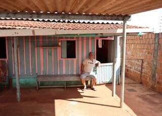 Ant&ocirc;nio vive em "Casa de Boneca" e mant&eacute;m cor por amor &agrave; esposa