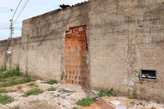 Santa do Mel desaparece e muro esconde casa que já recebeu romarias na Capital Santa do Mel desaparece e muro esconde casa que já recebeu romarias na Capital